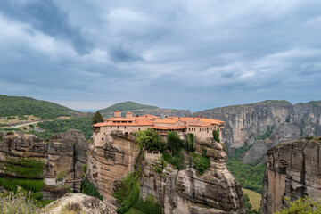 Obraz premium The Holy Monastery of Varlaam building on top of a sandstone at Meteora. Thessaly, Greece, Europe.