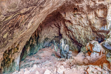 Skotino, Kreta – Antike Tropfsteinhöhle Agia Paraskevi mit Kalksteinformationen, aufgenommen im Dezember 2025, mit mystischer Lichtstimmung und sakraler Atmosphäre  