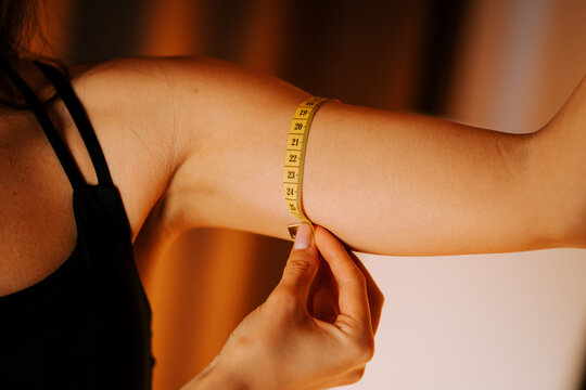 Measuring arm circumference for fitness evaluation during a wellness session