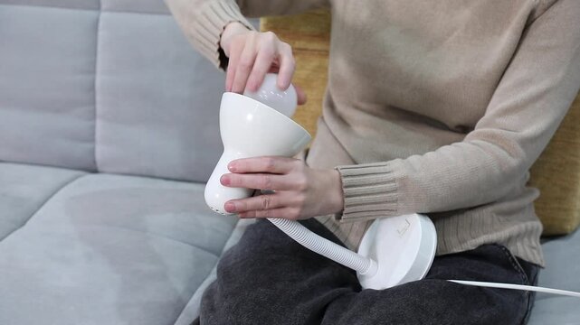 rustling of a light bulb socket when screwing it into a table lamp