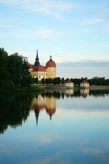 Blick zum Barockschloss Moritzburg in Sachsen