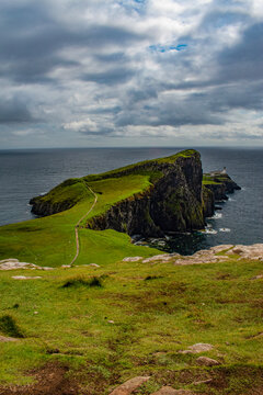 Fototapeta Scotland: view of the sheer cliff of Neist Point lighthouse (1909), famous promontory and viewpoint on the most westerly point on the Duirinish peninsula on the Isle of Skye
