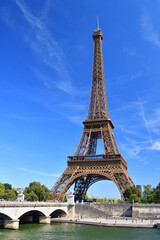 Obraz premium Eiffel Tower and the Seine River on a Sunny Summer Day — Paris, France, August 24, 2025