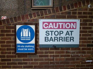 Obraz premium Warning signs on brick wall surface