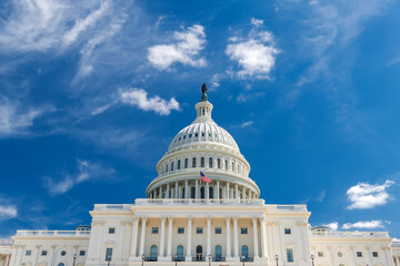Obraz premium Iconic Capitol Building in Washington DC on Sunny Day