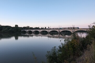 Fototapeta premium Le Pont ferroviaire de la Vendée à Nantes : Reflet Silencieux