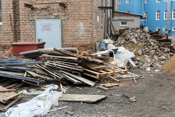 Obraz premium Construction site rubble and wood pallets creating mess