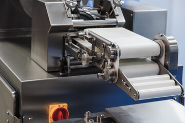 Conveyor belt for packaging with laser motion sensors