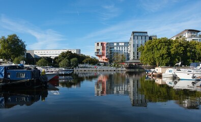 Fototapeta premium Promenade Ensoleillée le Long du Canal Saint-Félix à Nantes.