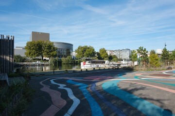 Promenade Ensoleillée le Long du Canal Saint-Félix à Nantes.