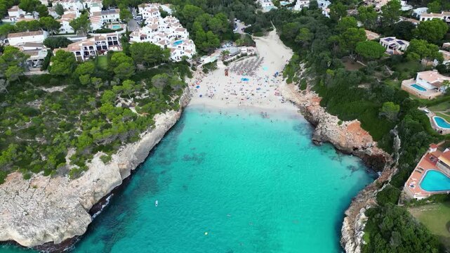 Gut besuchter Strand in Mallorca aufgenommen im Oktober.