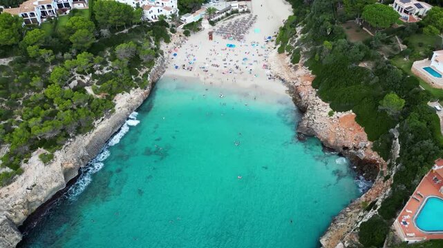 Blaues Wasser am Strand in Mallorca.