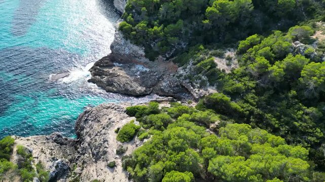 Sch&ouml;nes Meer an einem Felsen in Mallorca.