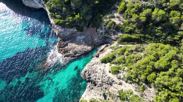 Sch&ouml;ne Felsbrandung in Mallorca.
