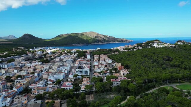 Drohnenaufnahme in Mallorca, zeigt Stadt Meer und Berge.