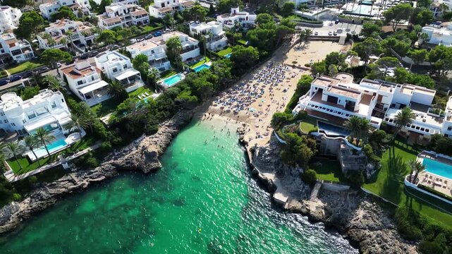 Wundersch&ouml;ner Strand mit T&uuml;rkisem Wasser in Mallorca.