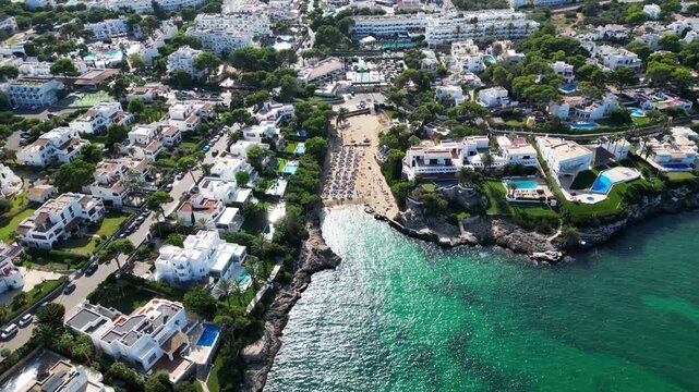 Strand in Mallorca, angrenzend an einer Kleinstadt. 