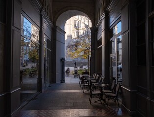 Fa&ccedil;ades Classiques et Jeu d'Ombres Urbaines &agrave; Nantes