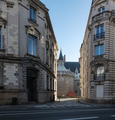 Façades Classiques et Jeu d'Ombres Urbaines à Nantes