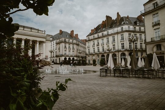 Fa&ccedil;ades Classiques et Jeu d'Ombres Urbaines &agrave; Nantes