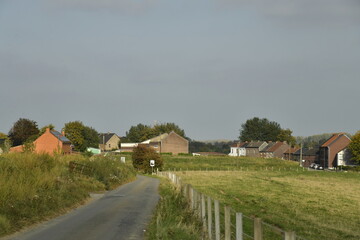 Route de campagne vers les premières maisons traditionnelles à Écaussinnes d'Enghien (Soignies) 