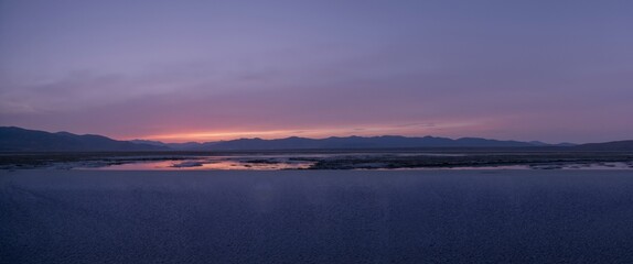 Obraz premium sunrise over the lake