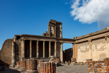 Obraz premium ruins of ancient roman forum in pompeii italy