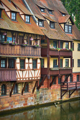 historische Fachwerkh&auml;user entlang des Flusses Pegnitz in der Altstadt von N&uuml;rnberg in Deutschland