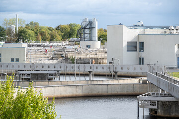 Kläranlage zur Abwasserreinigung und Wasseraufbereitung: Industrieanlage in städtischer Umgebung.