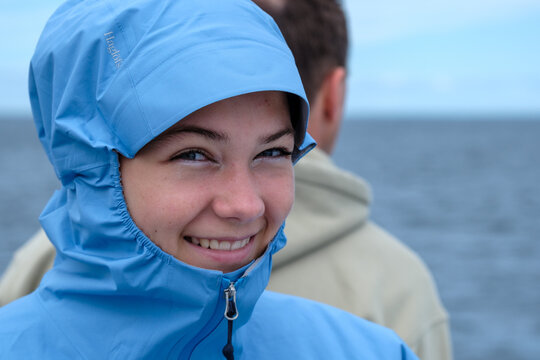Junge Frau auf einem Boot auf dem Meer bei der Wal Beobachtung