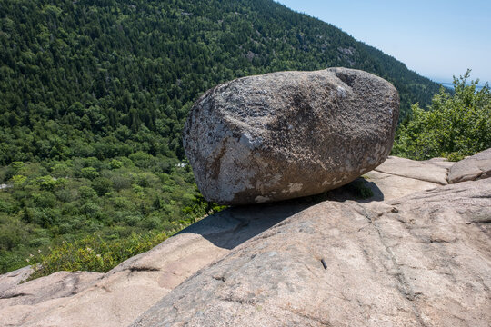 Grosser Fels, der beinahe herunterst&uuml;rzt auf einer Aussichtsplattform in der Natur