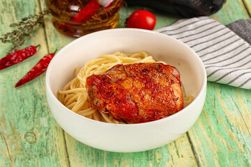 Pasta spaghetti with chicken thighs