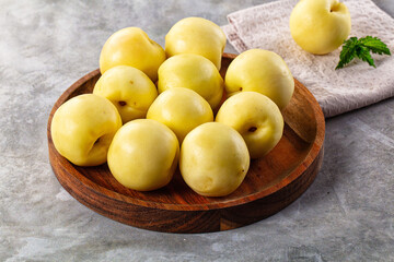 Yellow Uzbek nectarines in the bowl