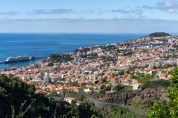 Obraz premium Panoramic View of Funchal City with Red Tiled Roofs and Ocean, Madeira, Portugal