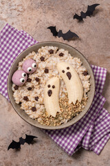 A bowl of cereal with bananas and chocolate chips