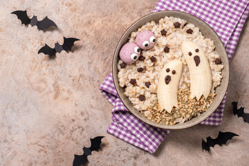 A bowl of cereal with bananas and chocolate chips