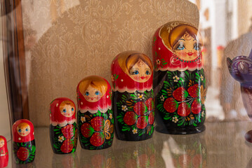 muñeca, juguete, rusia, matrioska, souvenir, aislada, tradicional, familia, madera, anidamiento, blanco, cultura, anidado, pintada, rojo, grupo, étnico, pintando, acomodador