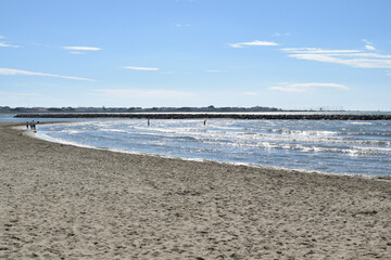 Le Grau du Roi, Gard, Languedoc, Occitanie, France :  le front de mer et la plage.