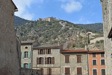 Le fort Lib&eacute;ria surplombe la citadelle de Villefranche de Conflent, Pyr&eacute;n&eacute;es orientales, Roussillon, Catalogne, Occitanie, France.