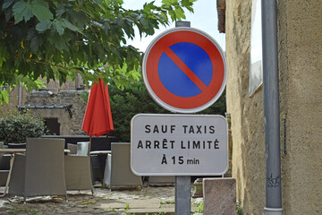 Panneau de signalisation : stationnement interdit sauf pour les taxis, limit&eacute; &agrave; 15 minutes.