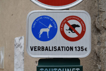 Panneau de signalisation : tenez votre chien en laisse ; d&eacute;jections de chiens interdites, le ma&icirc;tre est responsable, verbalisation 135 &euro;.
