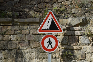 Panneaux de signalisation : danger chute de pierres et interdit aux pi&eacute;tons.