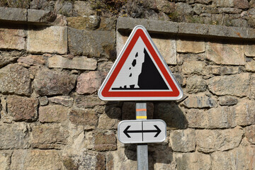 Panneaux de signalisation : danger chute de pierres