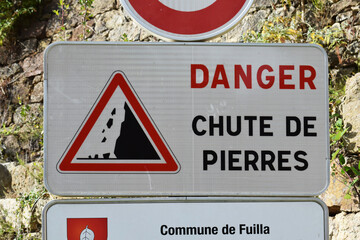 Panneaux de signalisation : danger chute de pierres