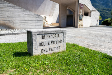 Marmo in memoria delle vittime del disastor della diga del Vajont a Longarone, Italia