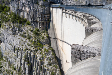Vista della diga del Vajont, famosa per il disastro, a Longarone, Italia