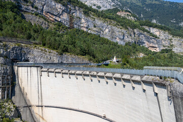 Vista della diga del Vajont, famosa per il disastro, a Longarone, Italia