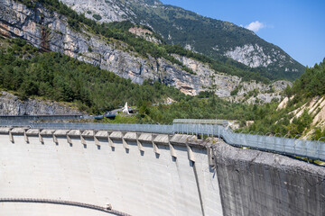 Vista della diga del Vajont, famosa per il disastro, a Longarone, Italia