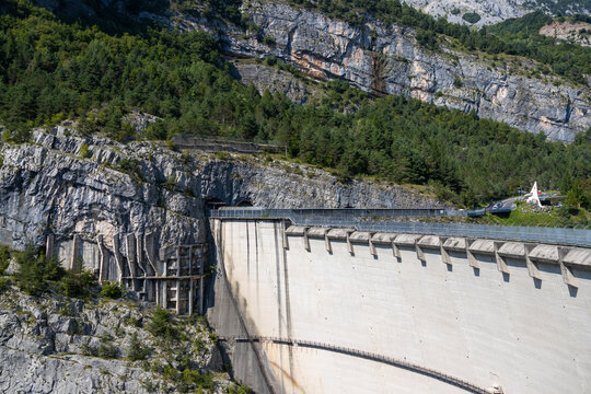 Vista della diga del Vajont, famosa per il disastro, a Longarone, Italia