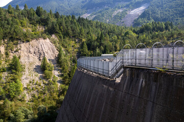 Vista della diga del Vajont, famosa per il disastro, a Longarone, Italia